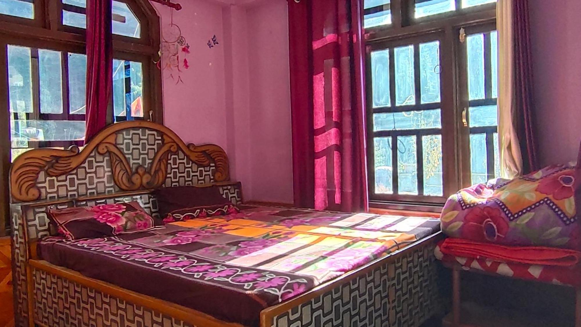 Snow View Guest House Kasol Esterno foto