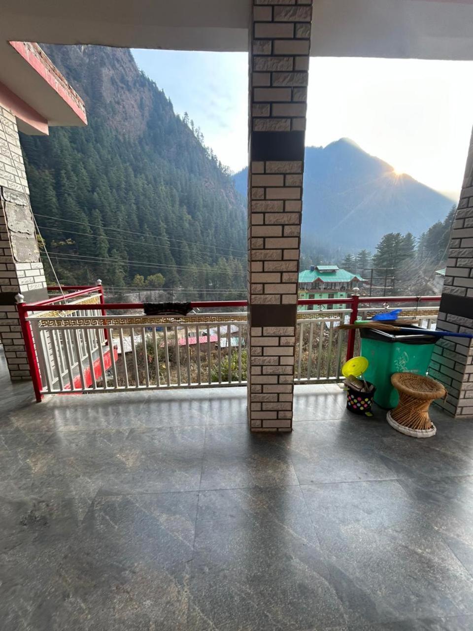 Snow View Guest House Kasol Esterno foto