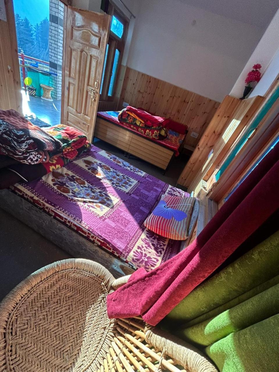 Snow View Guest House Kasol Esterno foto