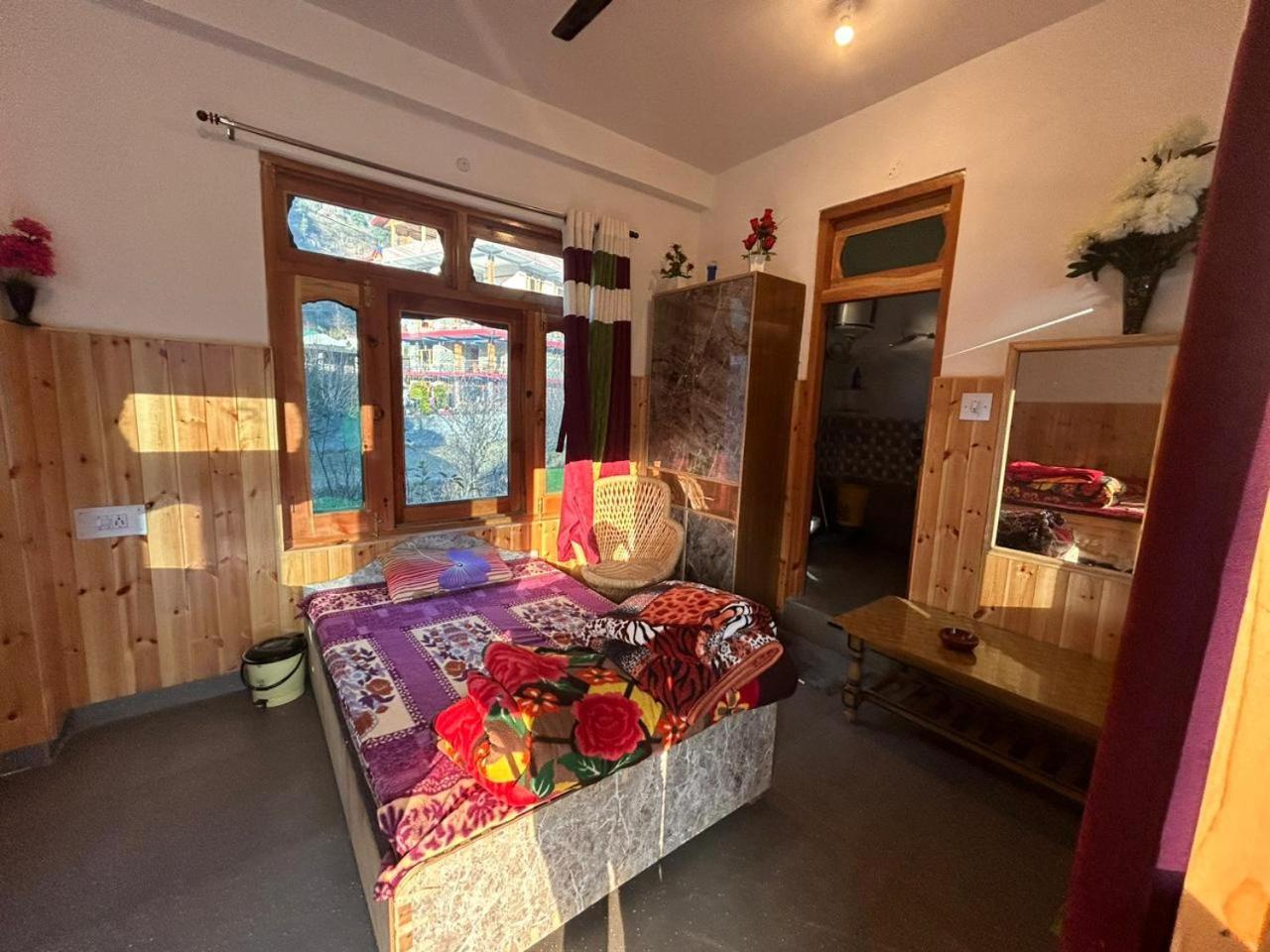 Snow View Guest House Kasol Esterno foto