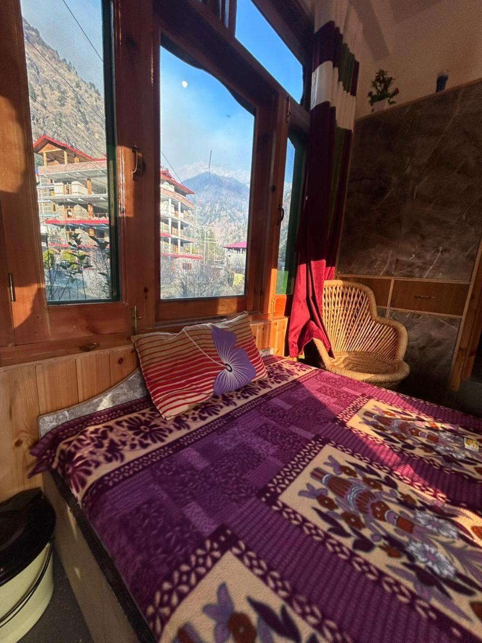 Snow View Guest House Kasol Esterno foto